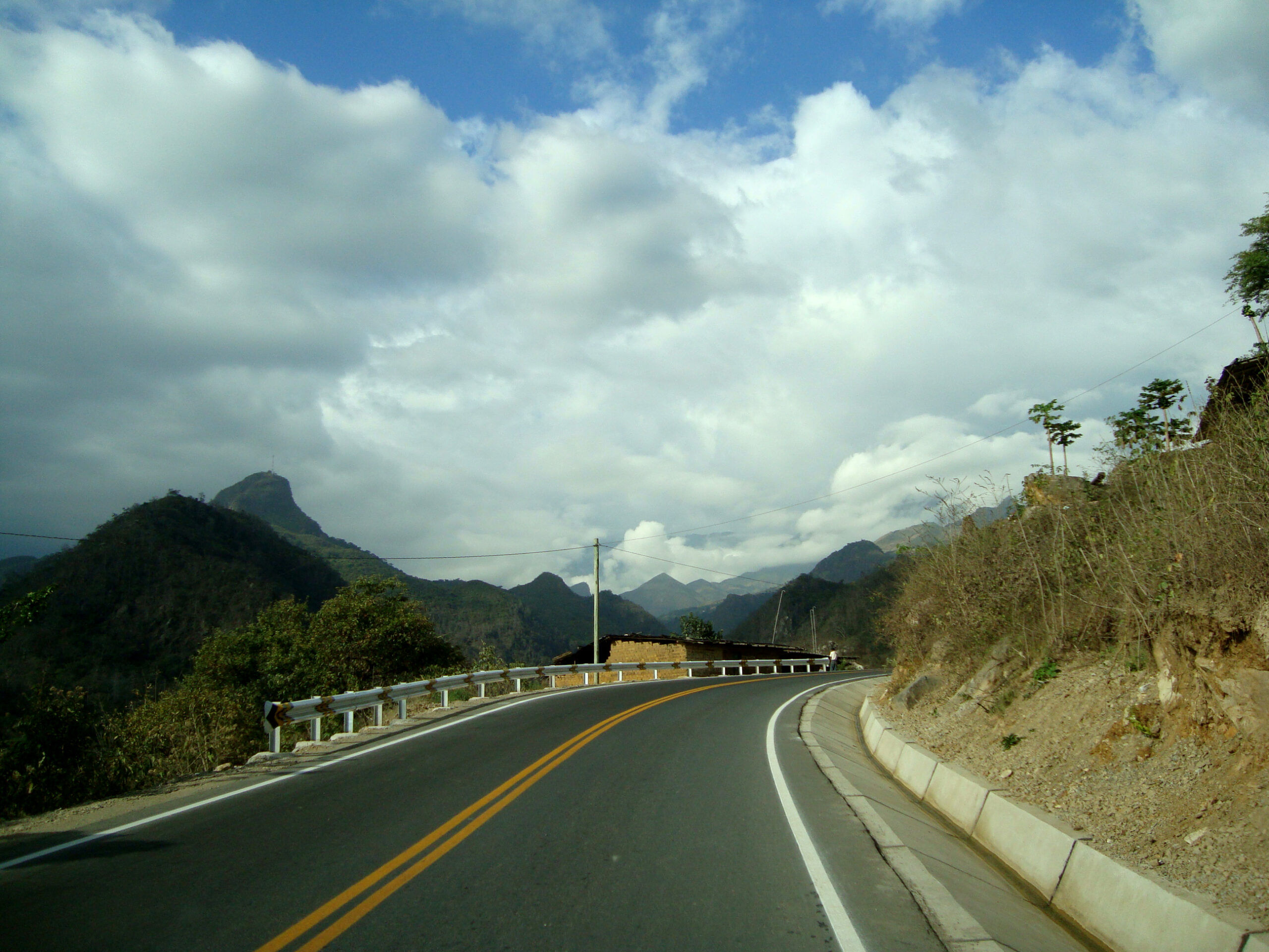 CUMBRA: Mantenimiento Carretera Arequipa - Matarani