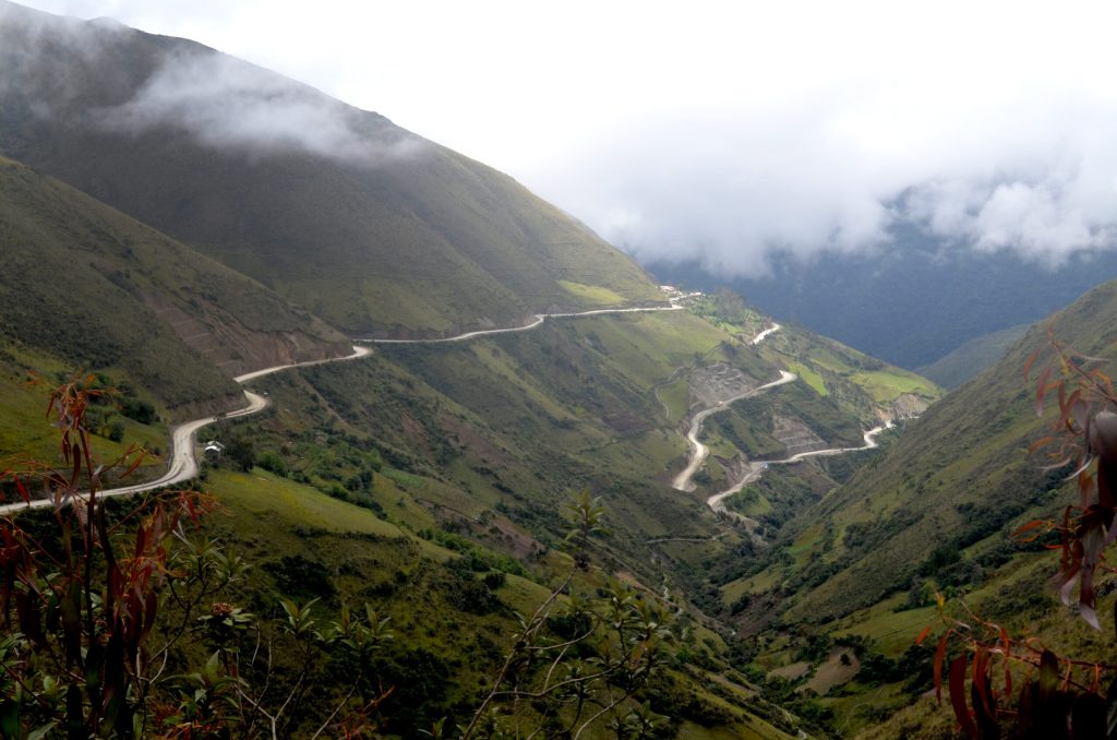 CUMBRA: Carretera Imperial - Izcuchaca, ubicada en el eje vial Huancayo – Imperial – Izcuchaca – Mayoc – Huanta – Ayacucho en entre 3,800 y 2,800 msnm.