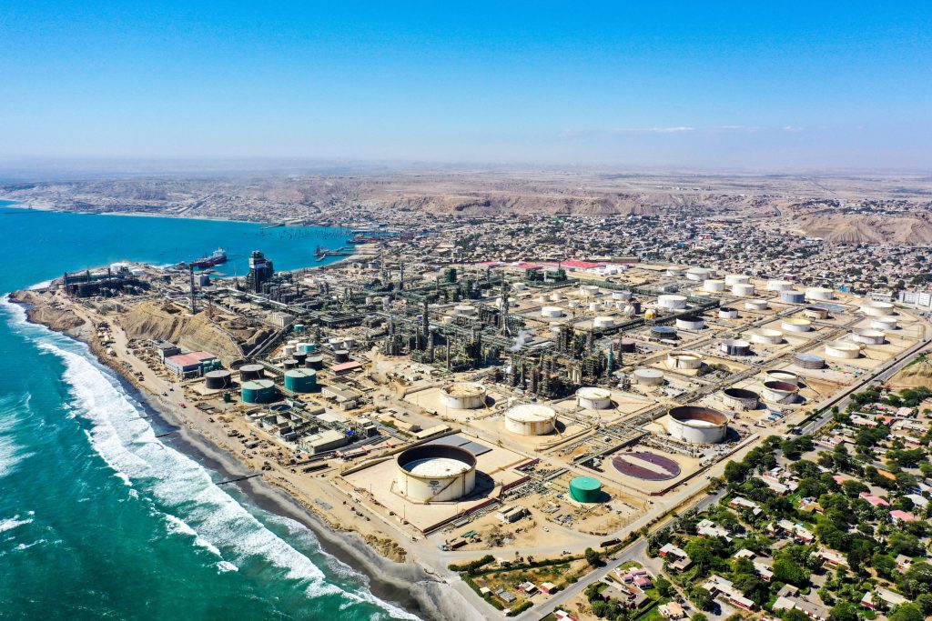 CUMBRA ejecutó el proyecto EPC de la Refinería Talara en Talara, Perú, para Cobra y Petroperú, con el objetivo de modernizar las instalaciones y producir combustibles más limpios, demostrando la capacidad de la constructora en grandes proyectos industriales