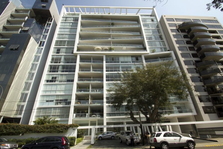 CUMBRA: Edificio Alex Ciurlizza, El Golf, San Isidro